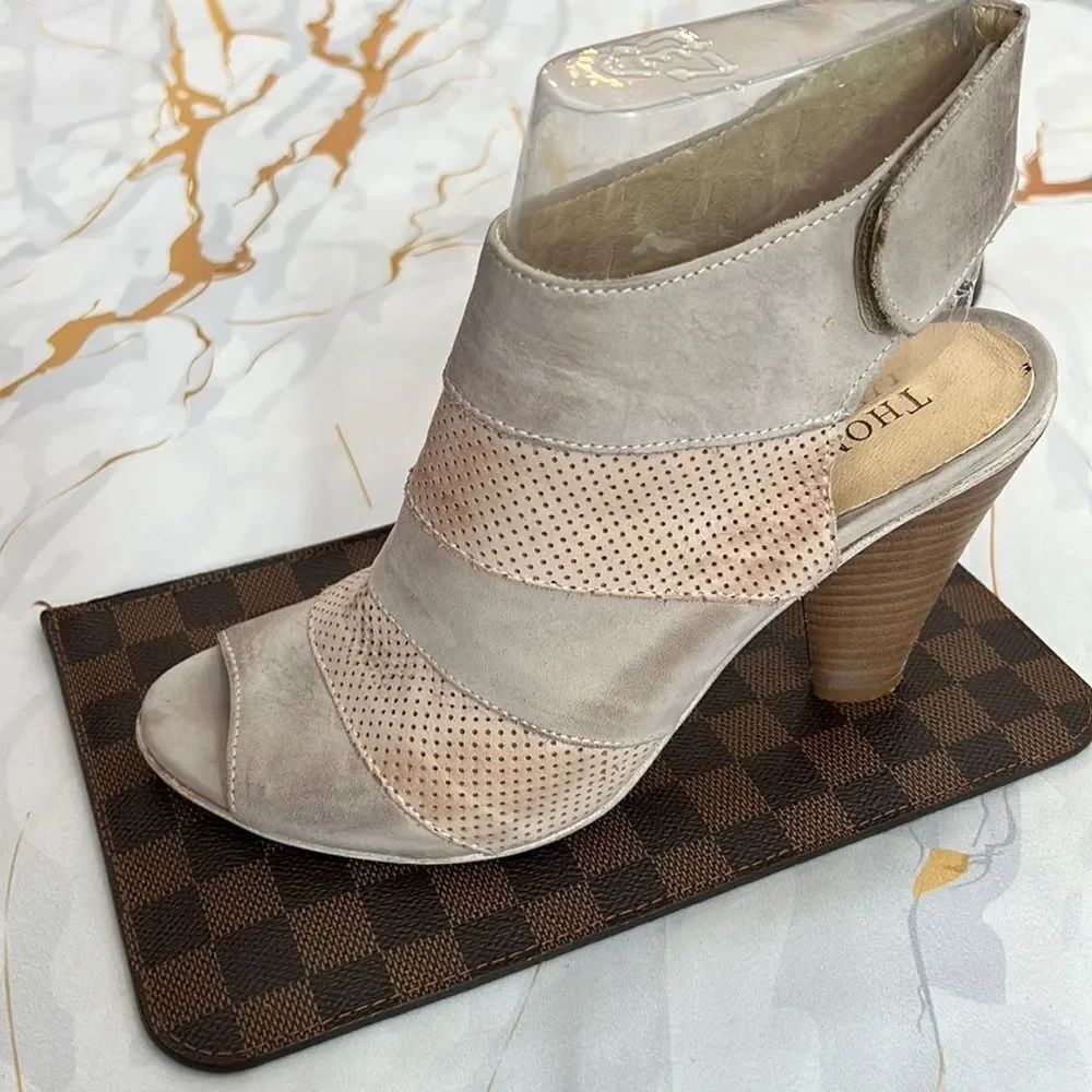 * Thompson brand made in Italy gray beige heels